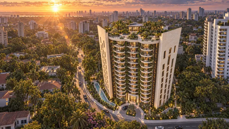 Torre residencial de fachada clara vista do alto no fim da tarde, com varandas curvas tomadas de vegetação, cobertura ajardinada acesa e o sol se pondo sobre o casario e os prédios da cidade ao fundo.