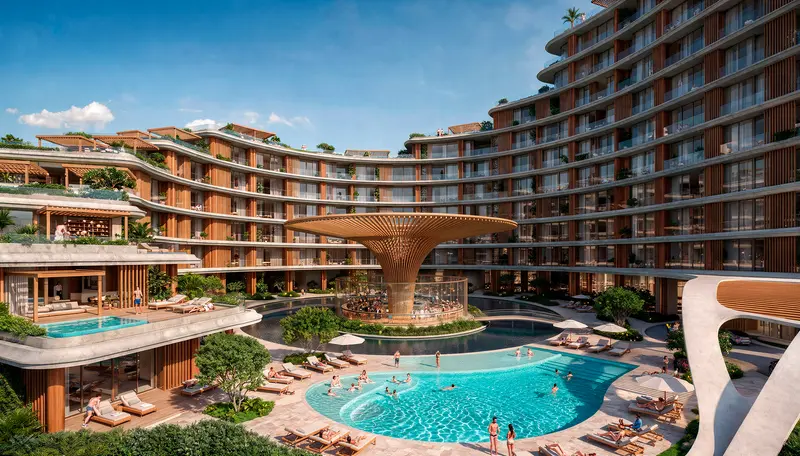 Pátio interno do resort em dia de sol, com piscina de borda sinuosa cheia de banhistas, espreguiçadeiras e guarda-sóis no piso de pedra clara e a grande cobertura de ripas de madeira em forma de cogumelo no centro.